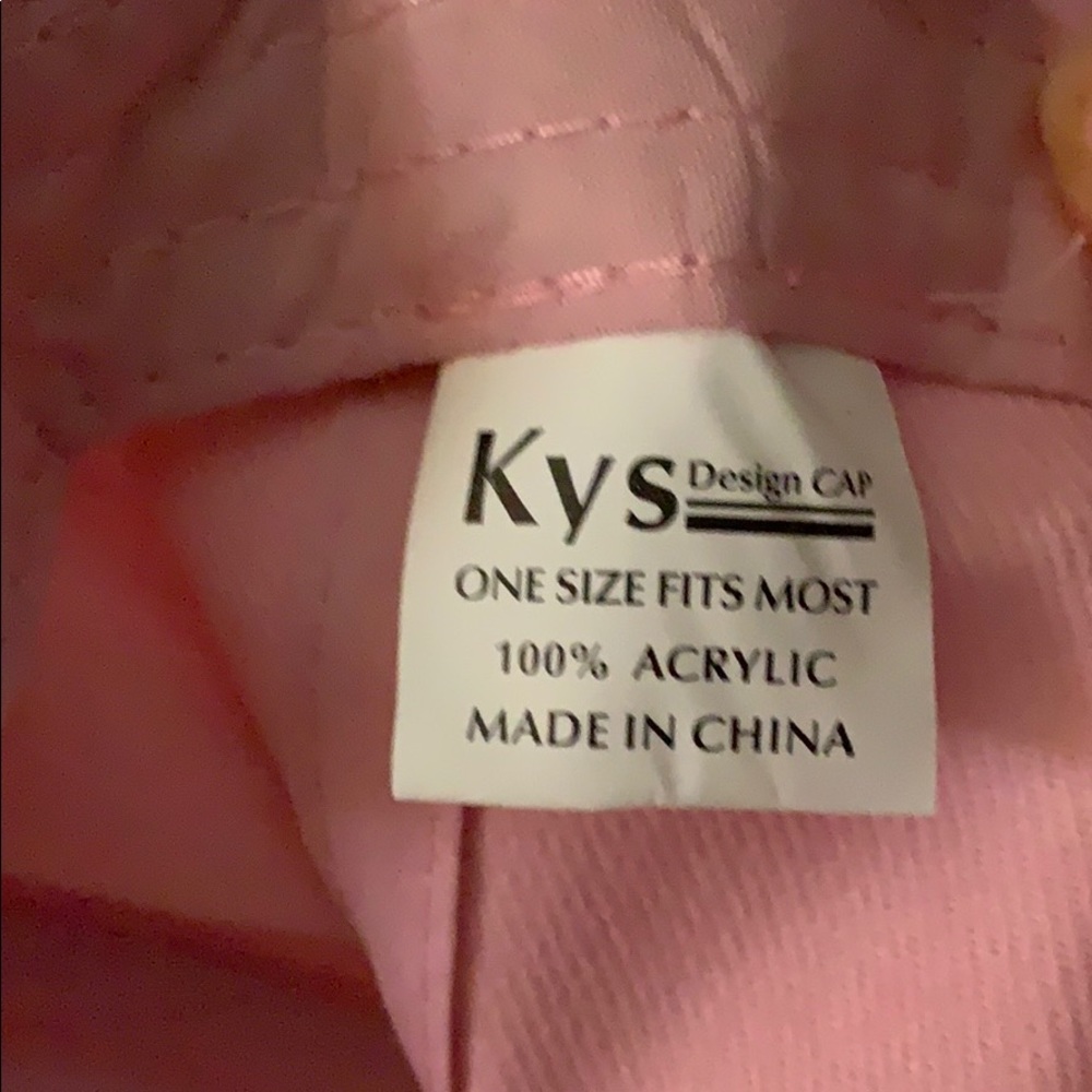 A hat - Picture 3 of 3